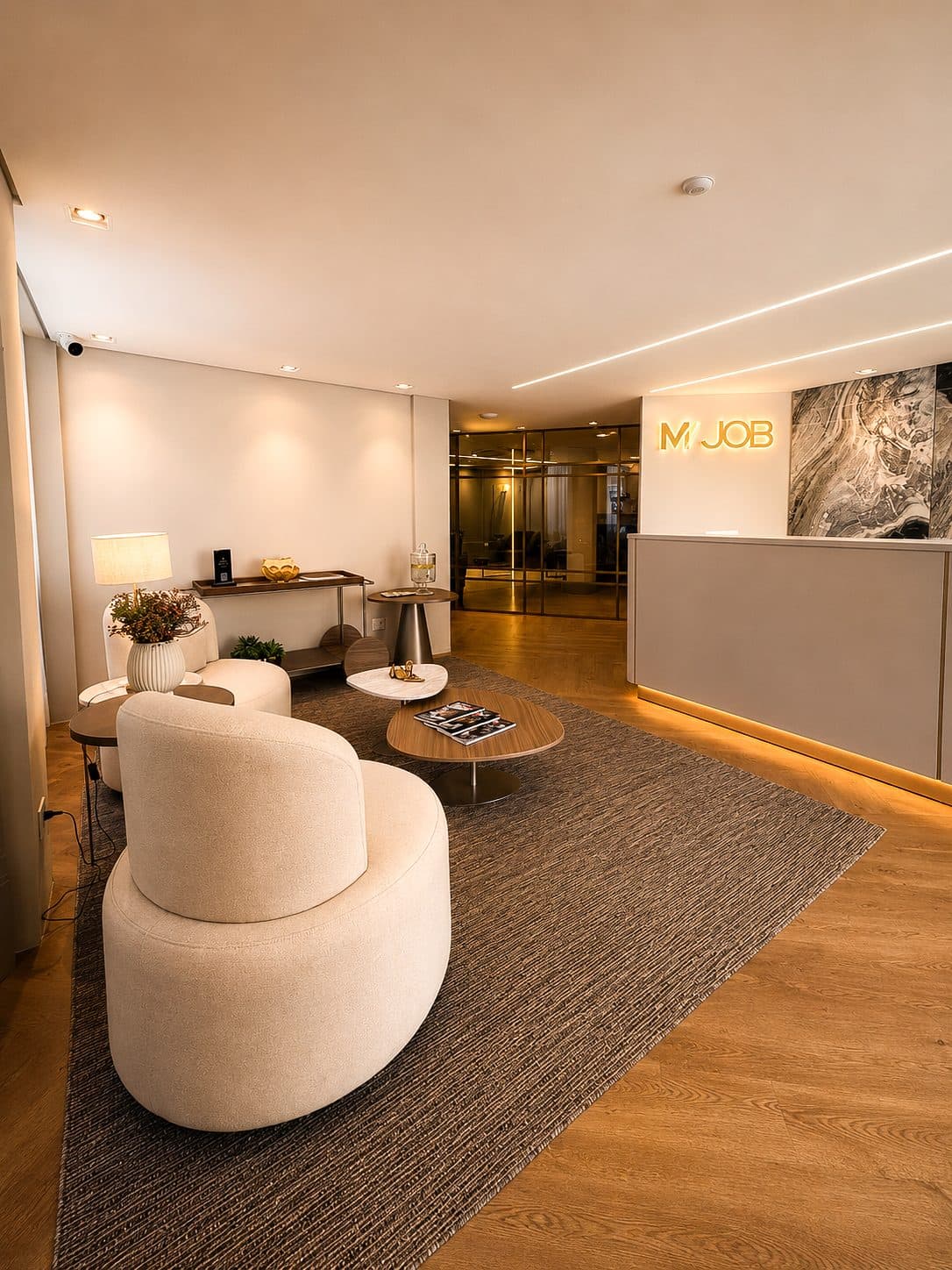 MYJOB Afonso Pena: lounge com sofá curvo claro e o letreiro MYJOB na parede